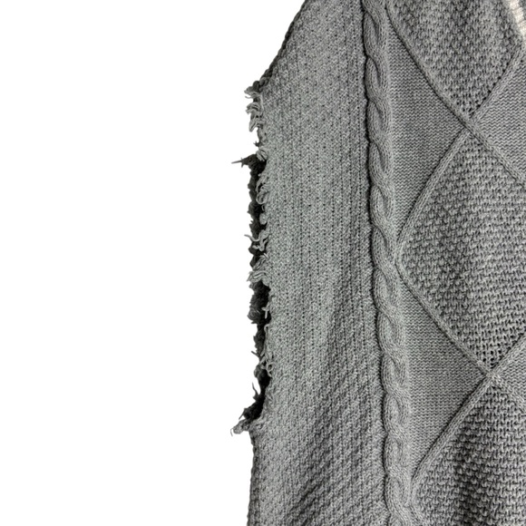 HOLLISTER Boxy V-Neck Oversized Cable Knit Sweater Vest in Gray Size Medium - Picture 7 of 9
